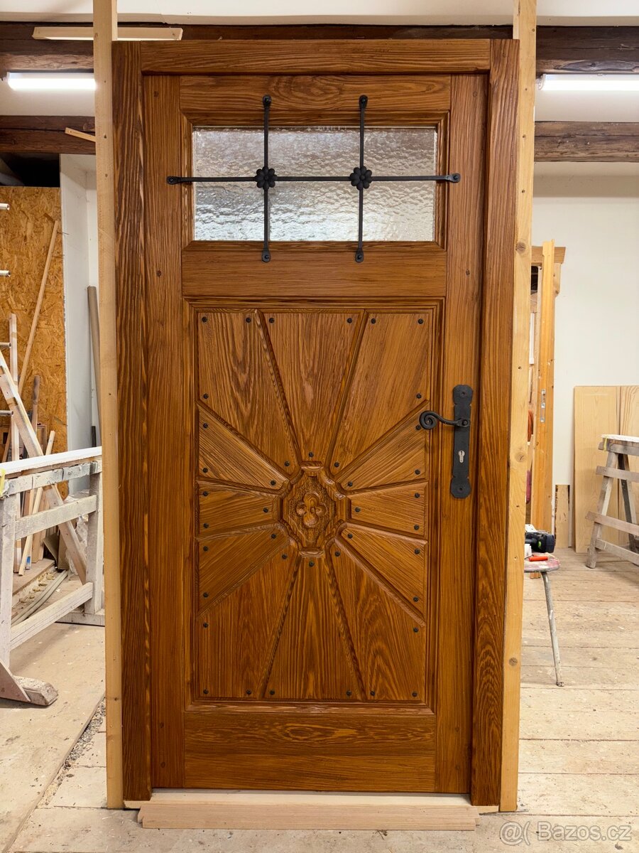 Dřevěné vchodové dveře