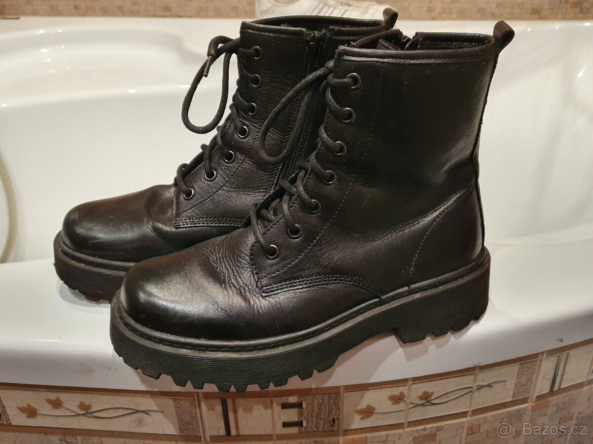 Divci cerne kotnikove boty 38 z CCC jako nove