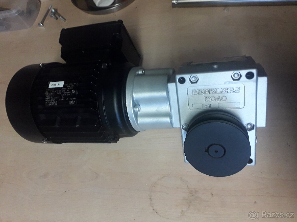 Elektromotor s šnekovou převodovkou