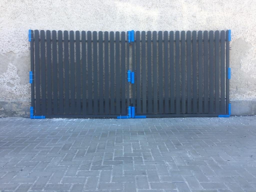 BRÁNA DVOUKŘÍDLÁ VRATA