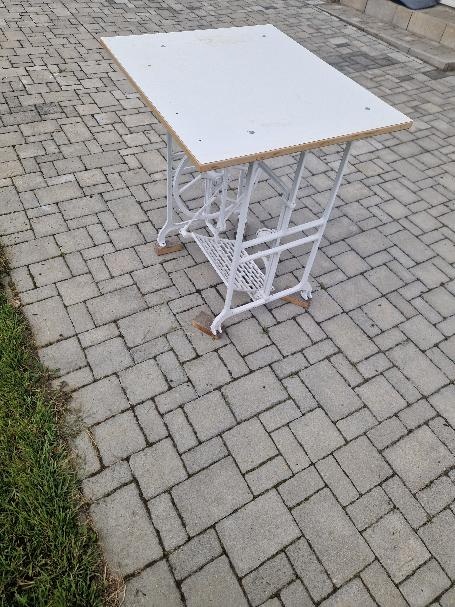 Originální litinový stůl