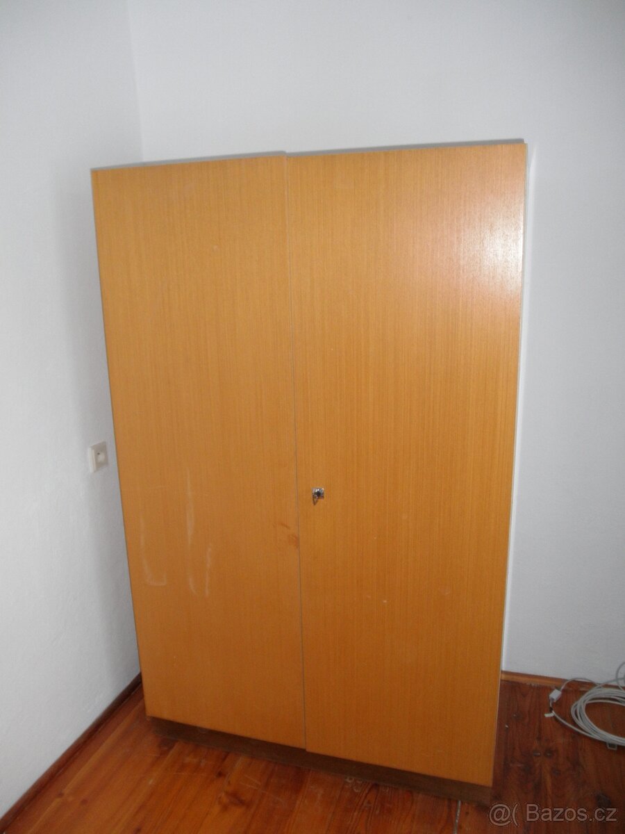 Šatní skříň.