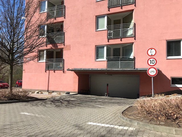Pronájem garážového stání, ul. Hnězdenská, Praha 8
