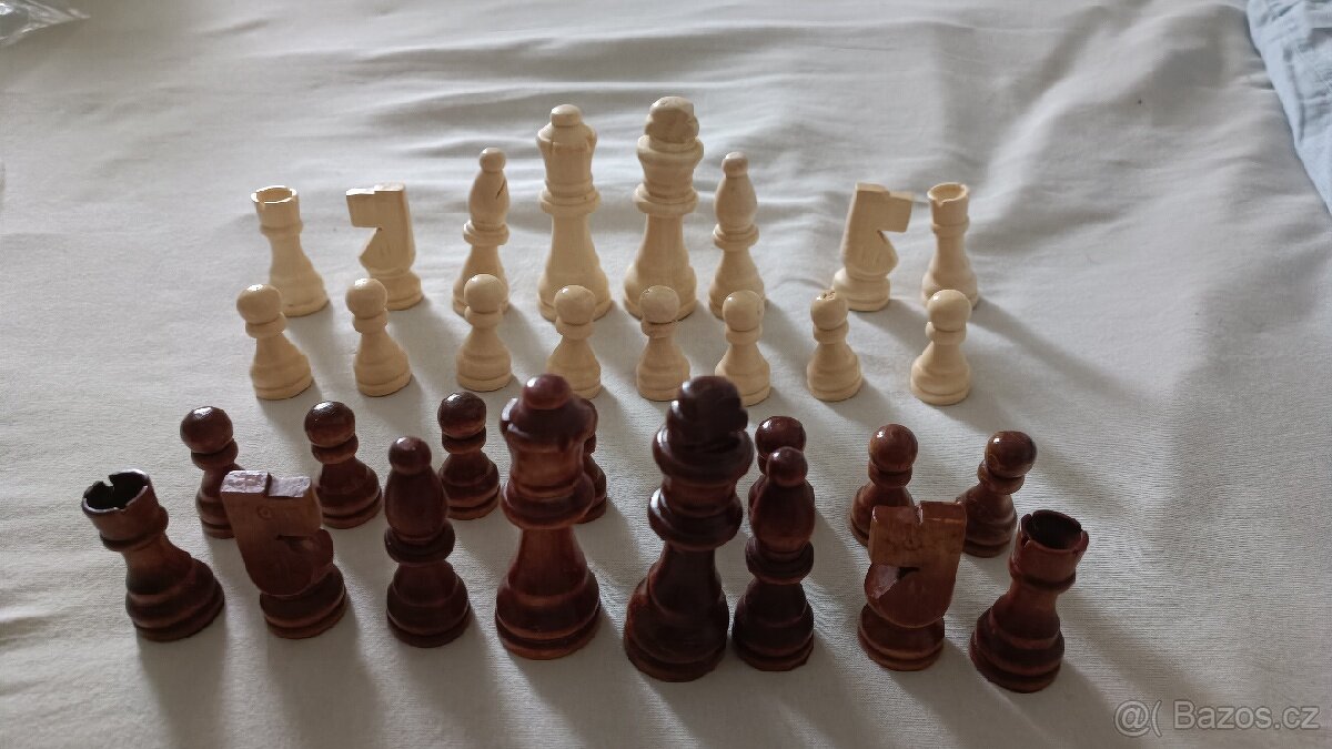 Šachové figurky dřevěné