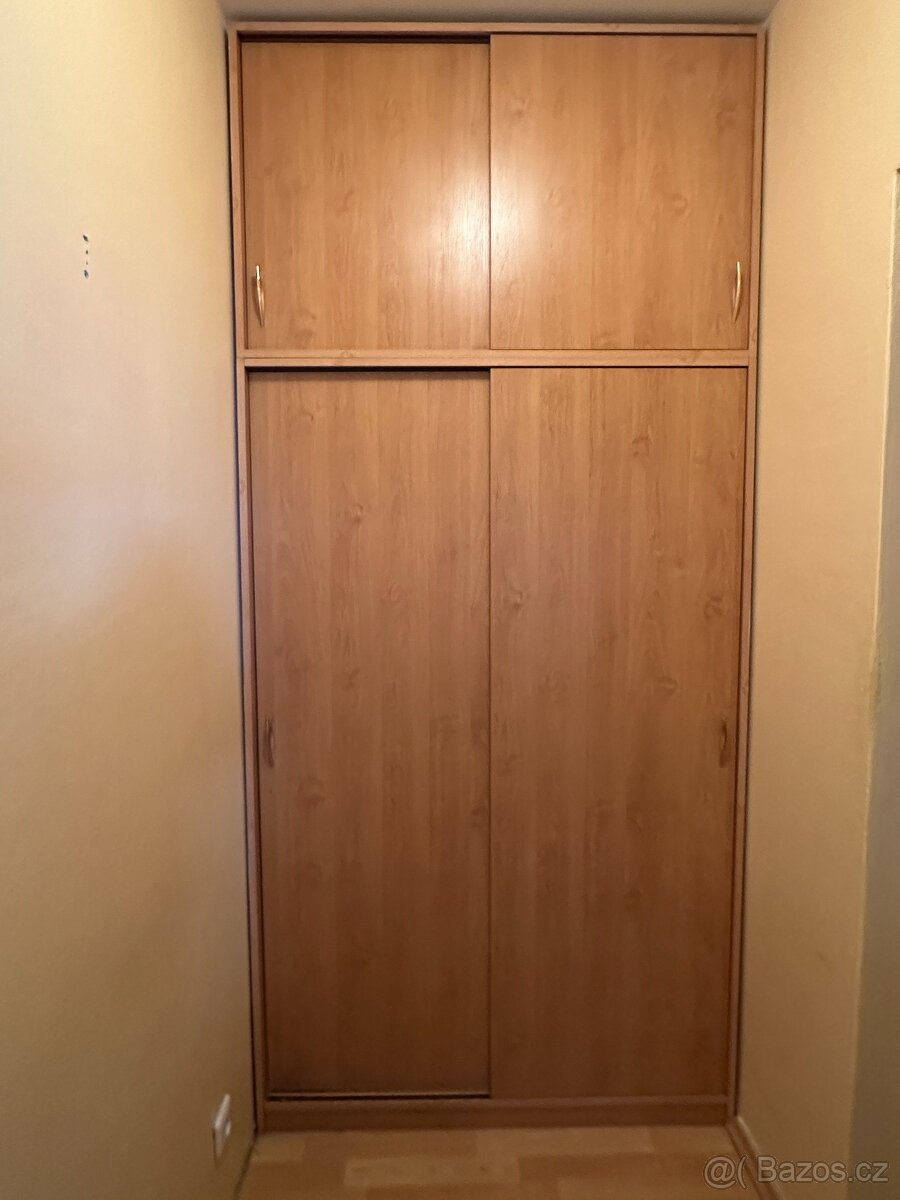 šatní skříň
