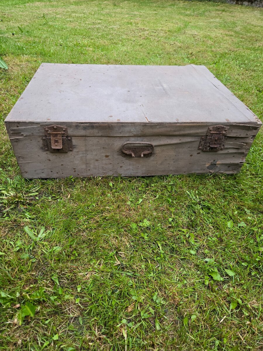 Starý dřevěný kufr.