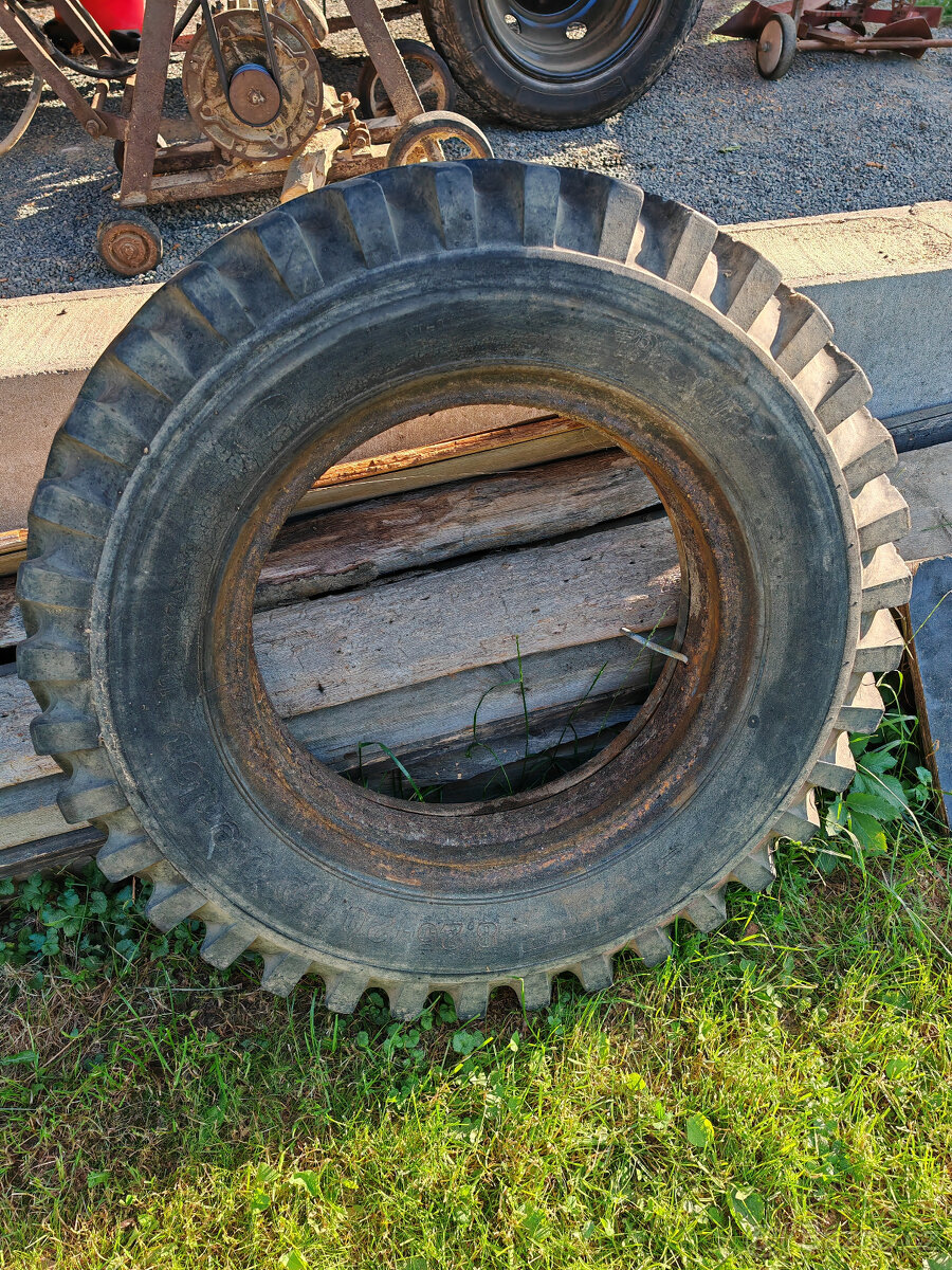 Pneu V3S 8,25-20 šípák