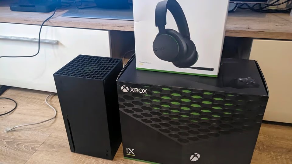 Prodám Xbox series x + 2 ovladače + bezdrátová sluchátka Mic