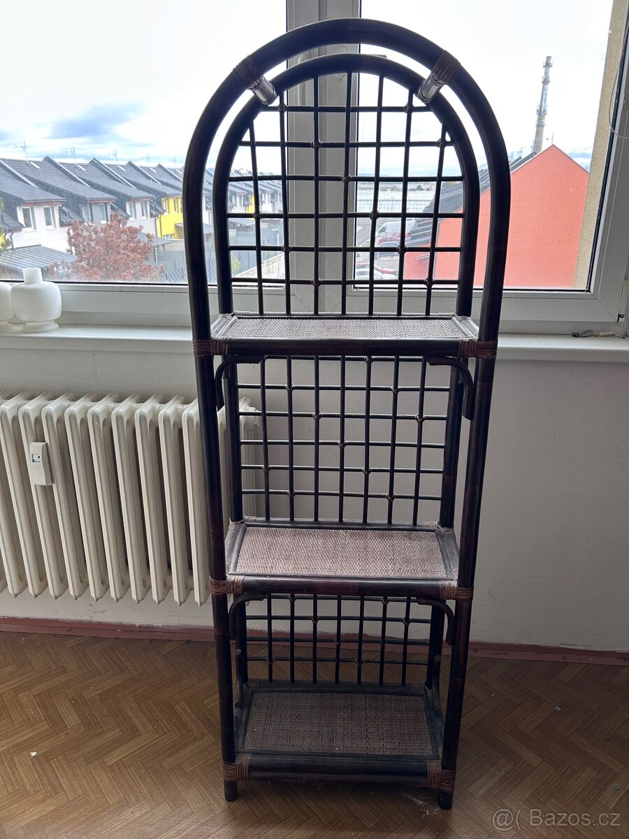 Ratanový regál