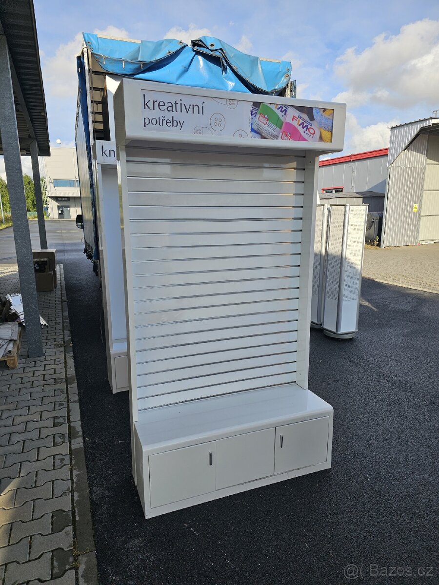 Skříň se závěsným systémem velká - prodejna