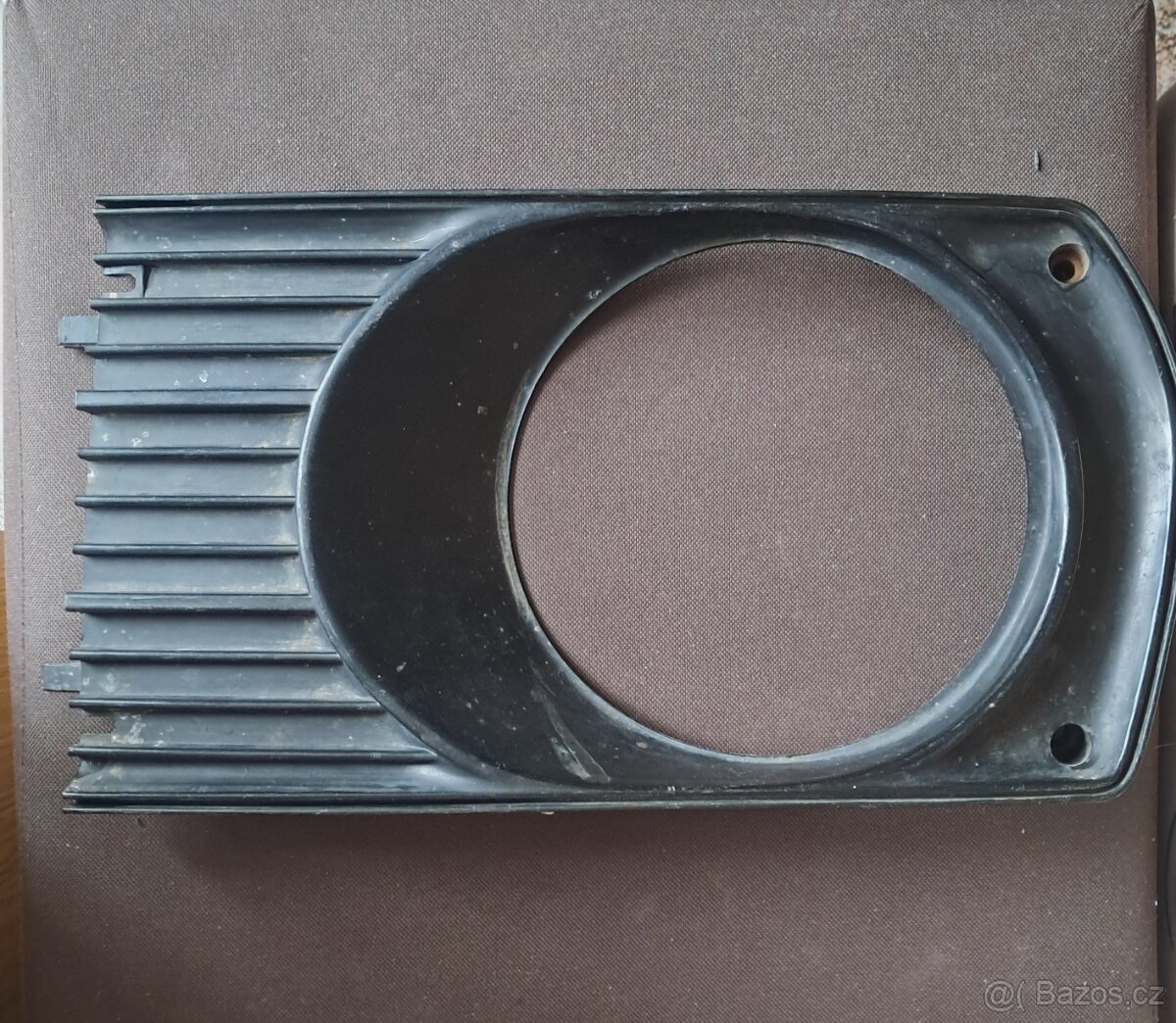 Rámeček pravého předního světla na Škoda 120