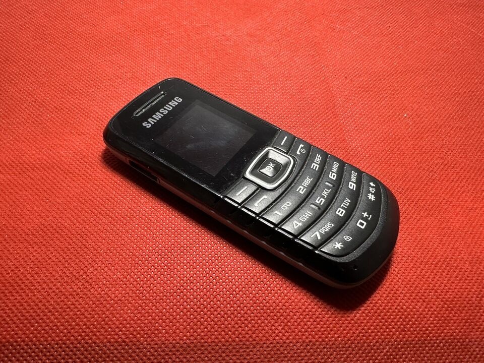 Samsung E1080i - černý