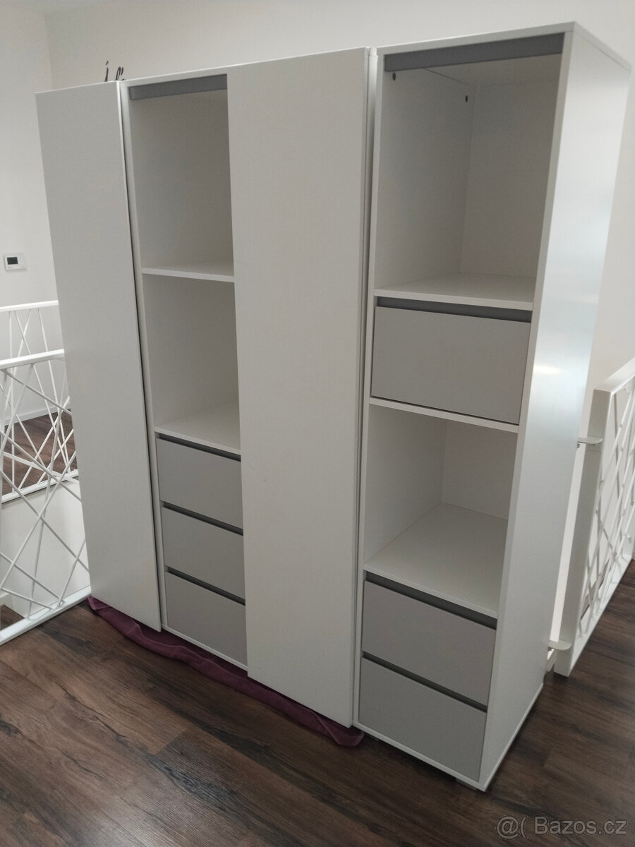 Prodám 2 dětské šatní skříně – moderní design,výborný stav