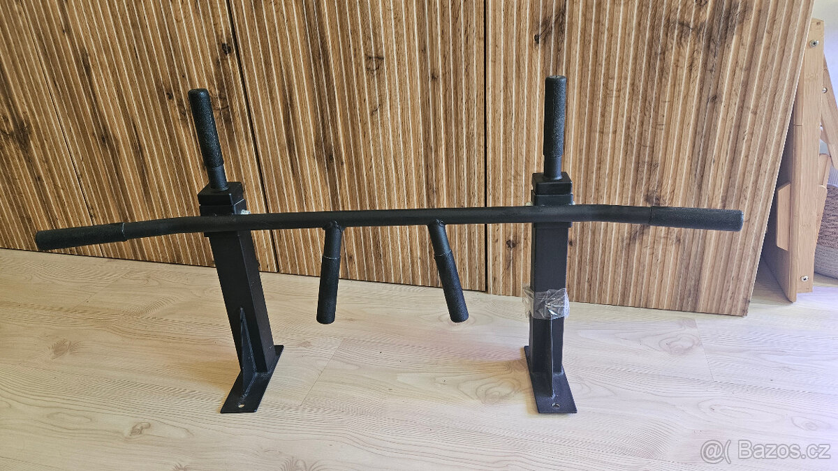 Hrazda na zeď
