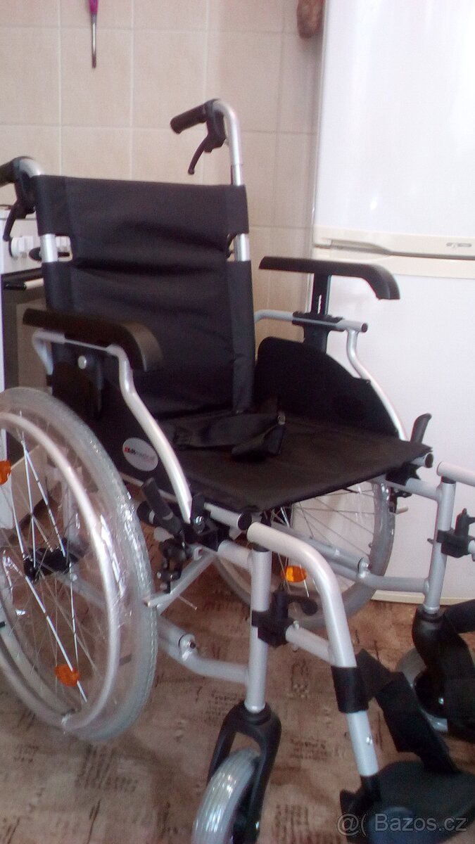 INVALIDNÍ VOZÍK-46CM-ODLEHČEN-BRZDY PRO DOPROVOD