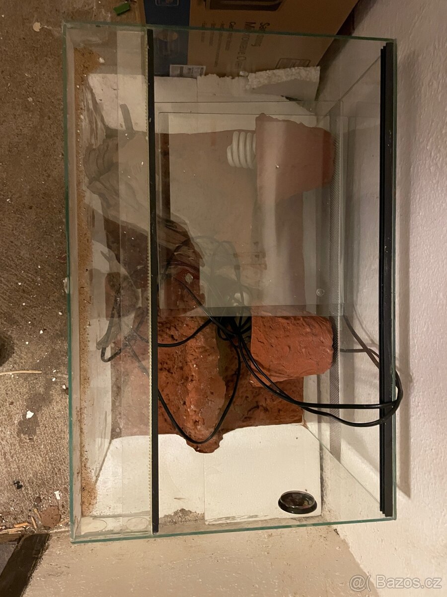 Terárium pro agamy 60x40x40 – s vybavením, dobrý stav