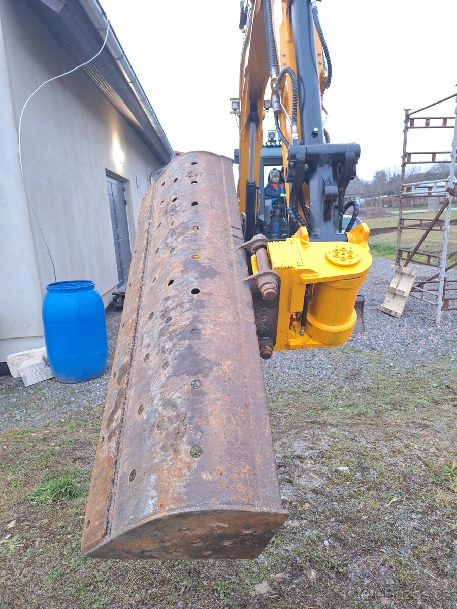 Naklápěcí hlavy pro bagry od 2 do 16 tun hydraulický upínač