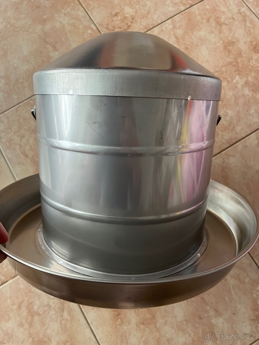 Napájecí kbelík vhodný pro slepice, kachny a jinou drůbež