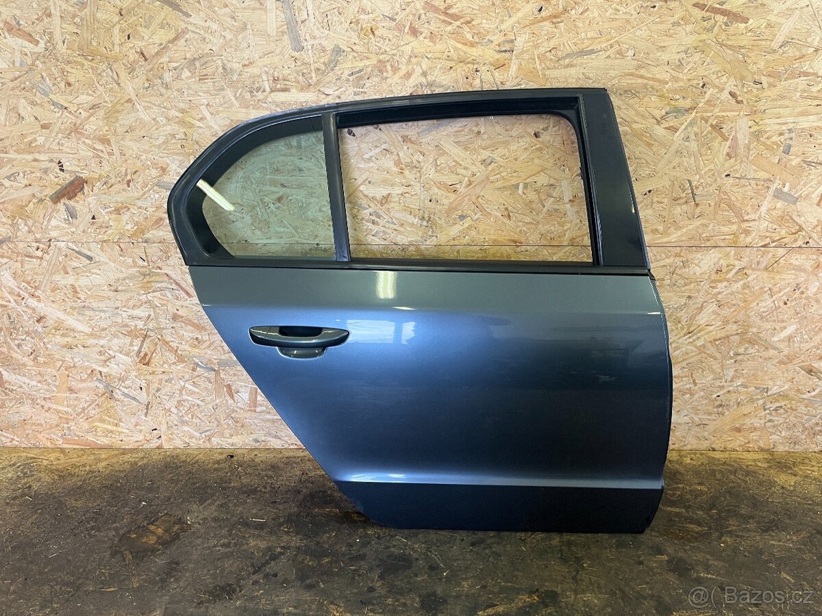 KOMPLETNÍ PRAVÉ ZADNÍ DVEŘE ŠKODA SUPERB 2 FAC. LF7Y SED.