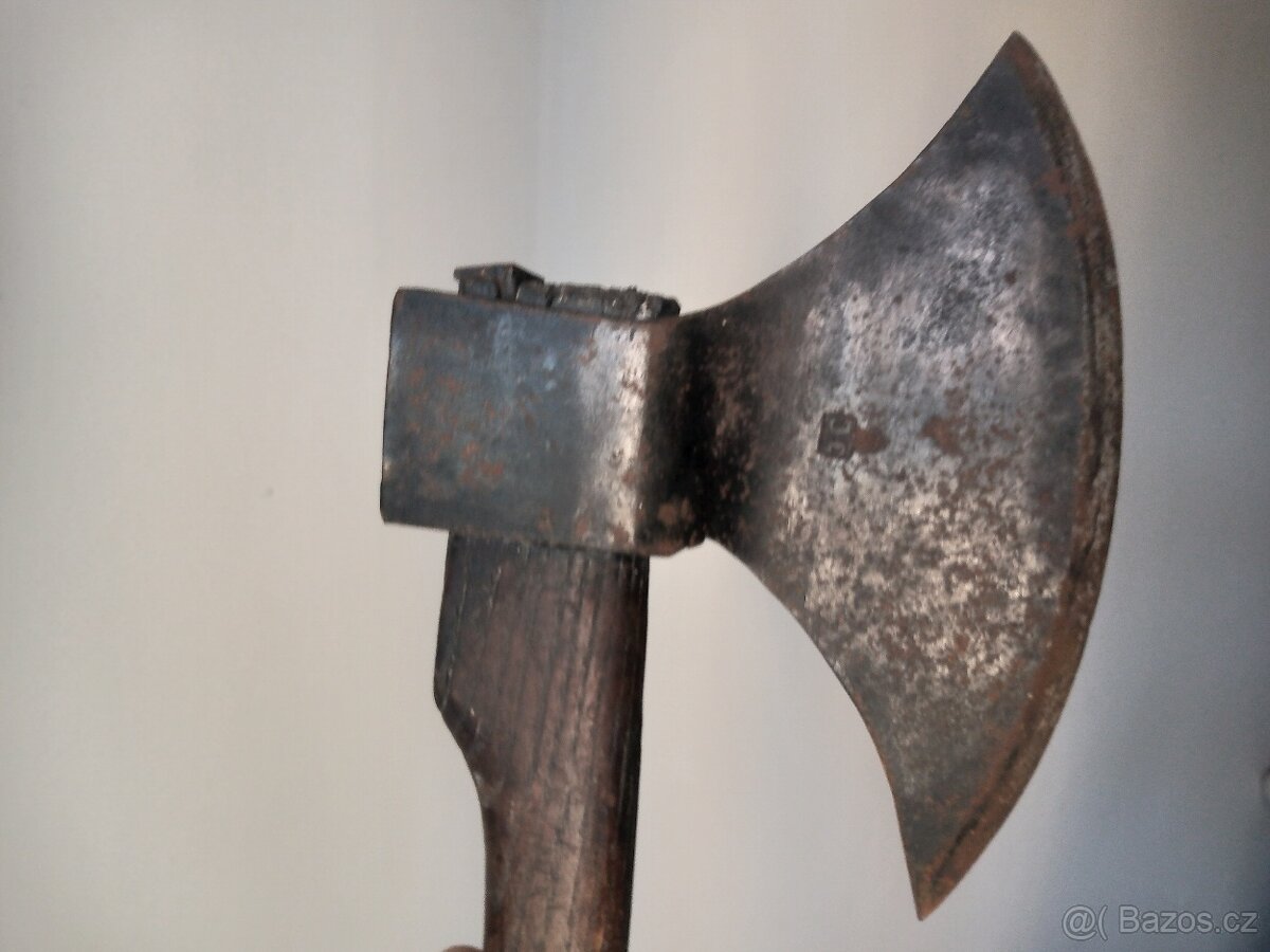 Historická tesařská sekera