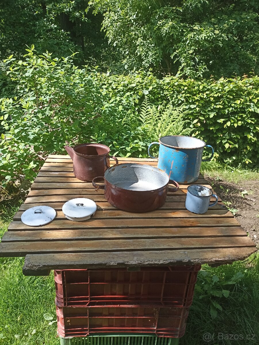 Set starého smaltovaného nádobí