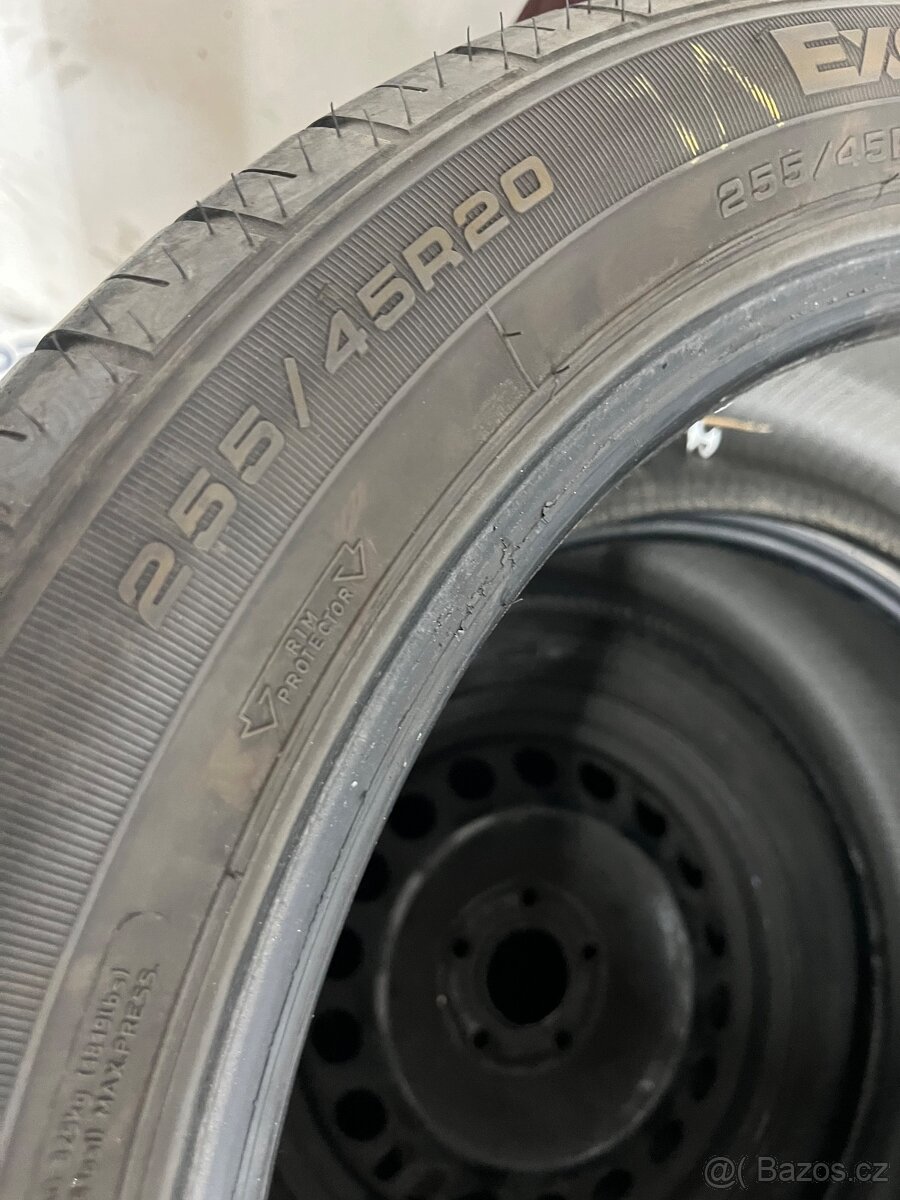 255/45 R20