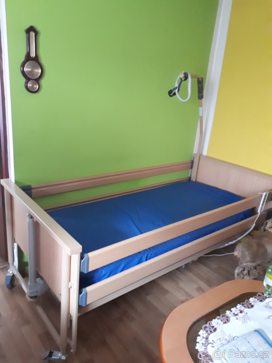 Zdravotní polohovací postel
