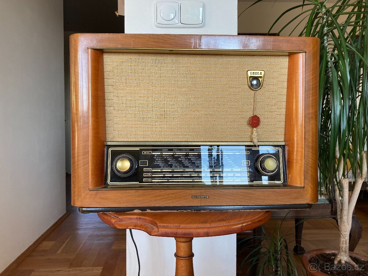 Lampové rádio Tesla