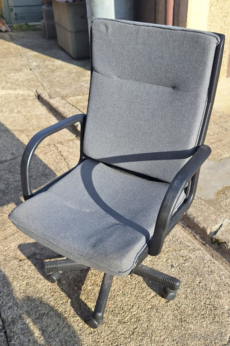 kancelářské křeslo na kolečkách