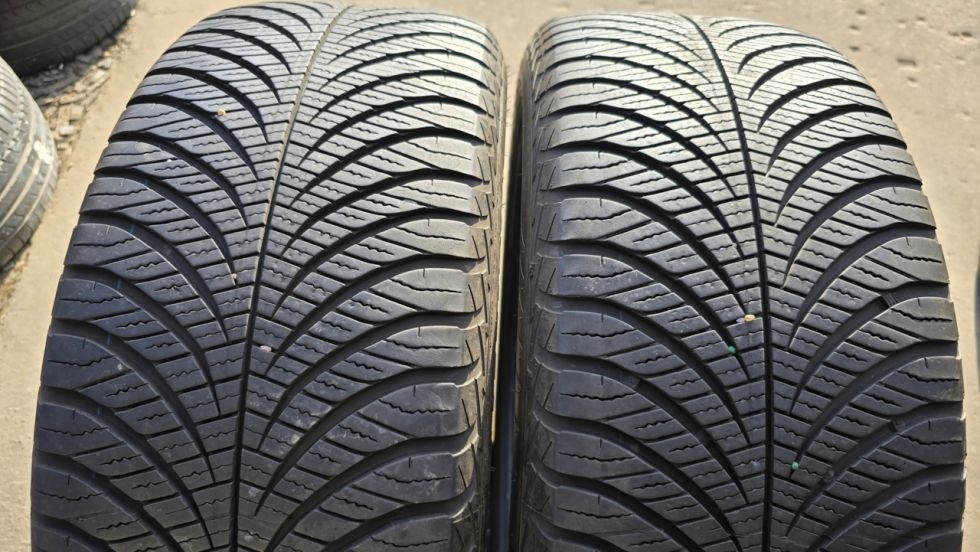 Celoroční pneu 235/50/18 Goodyear