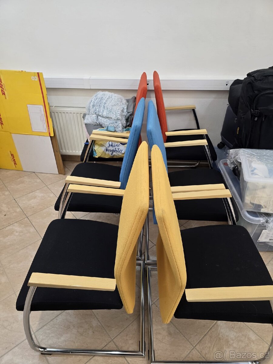 Kancelářský stůl se židlemi