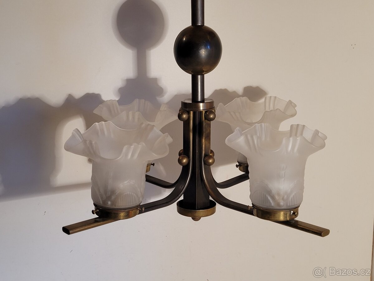 pěkný mosazný Art Deco lustr, matová stínidla