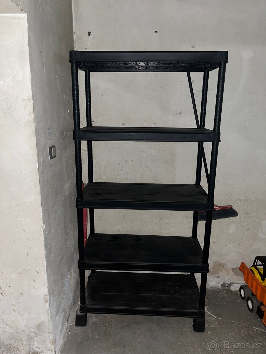 Černý plastovy regal