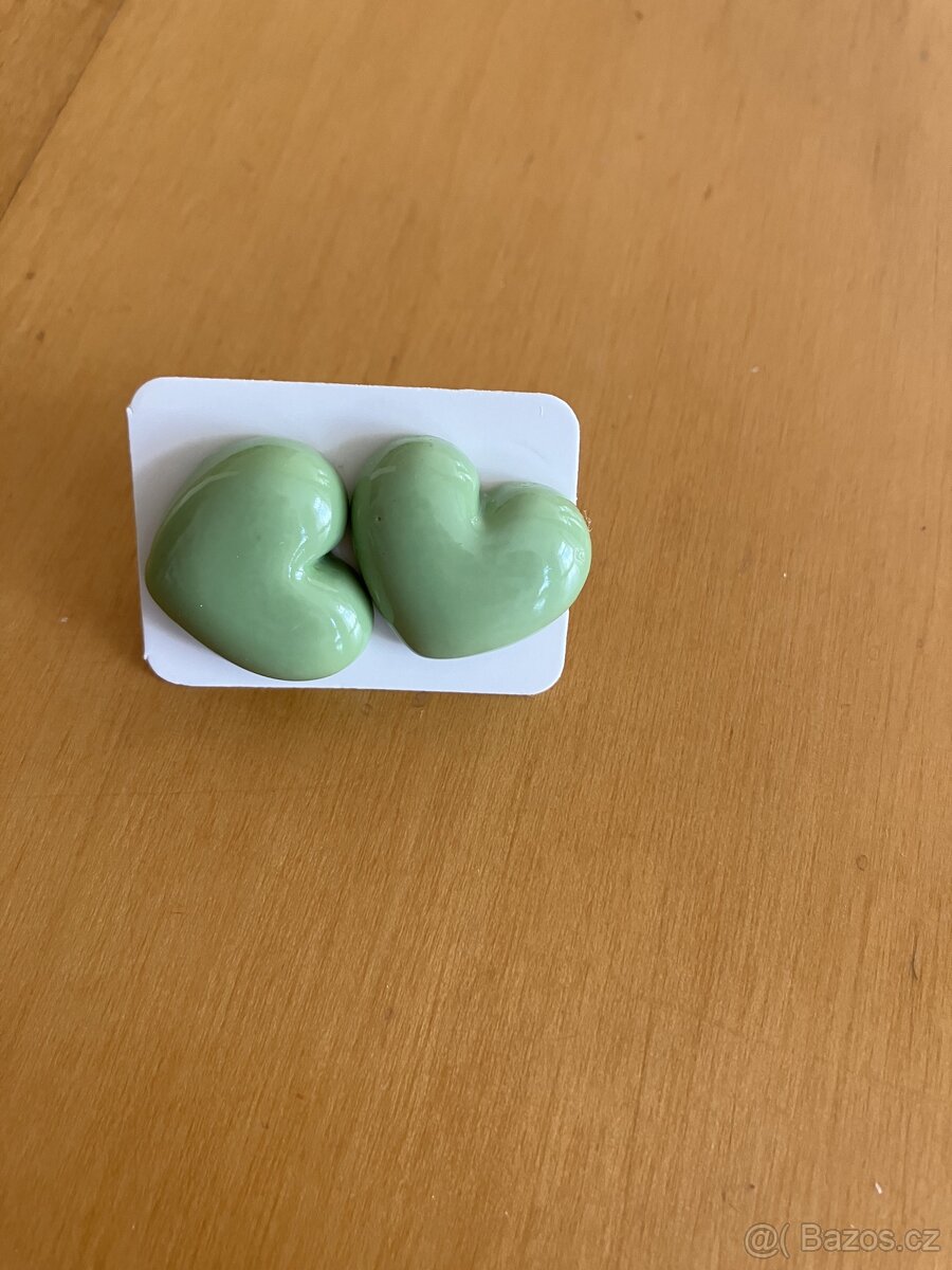 Plastove srdickove nausnice