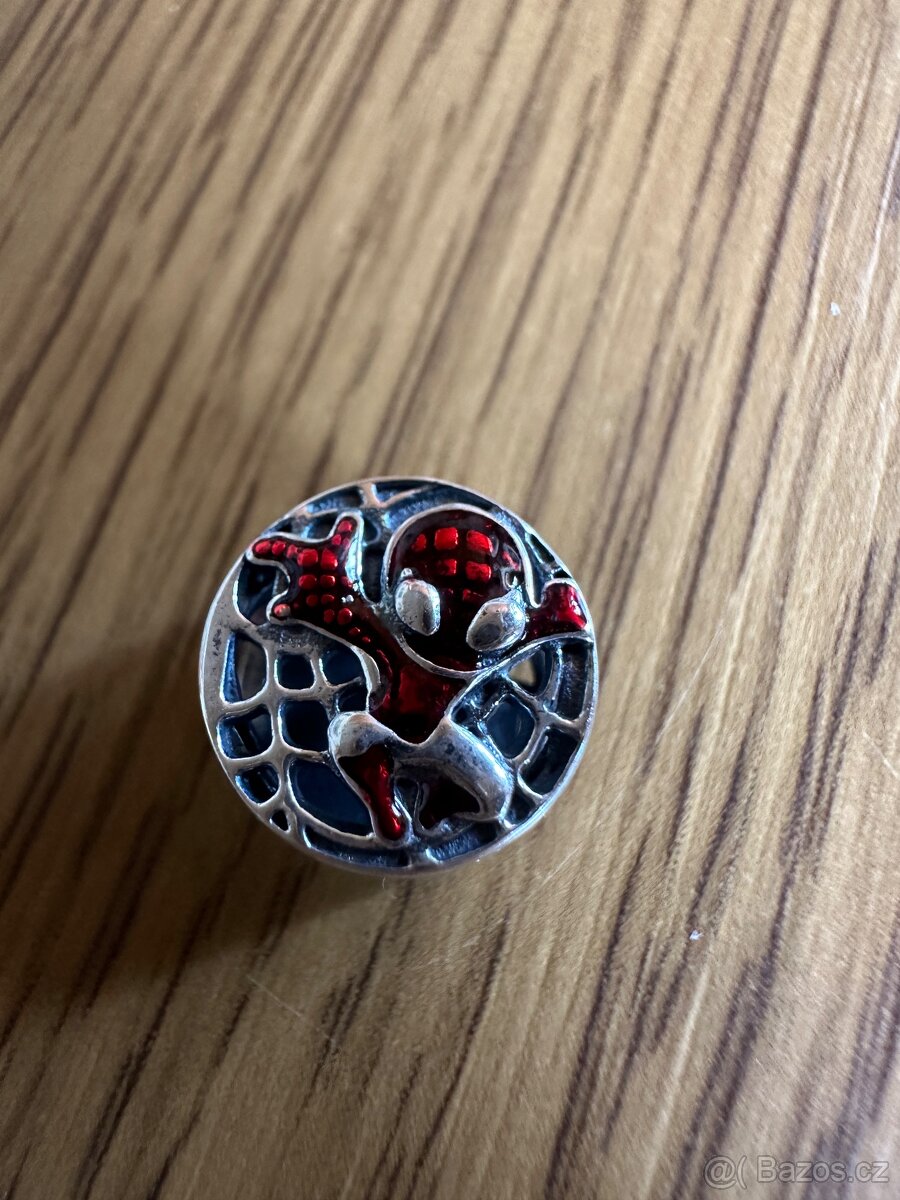 Spiderman nad městem přívěsek na Pandora náramek