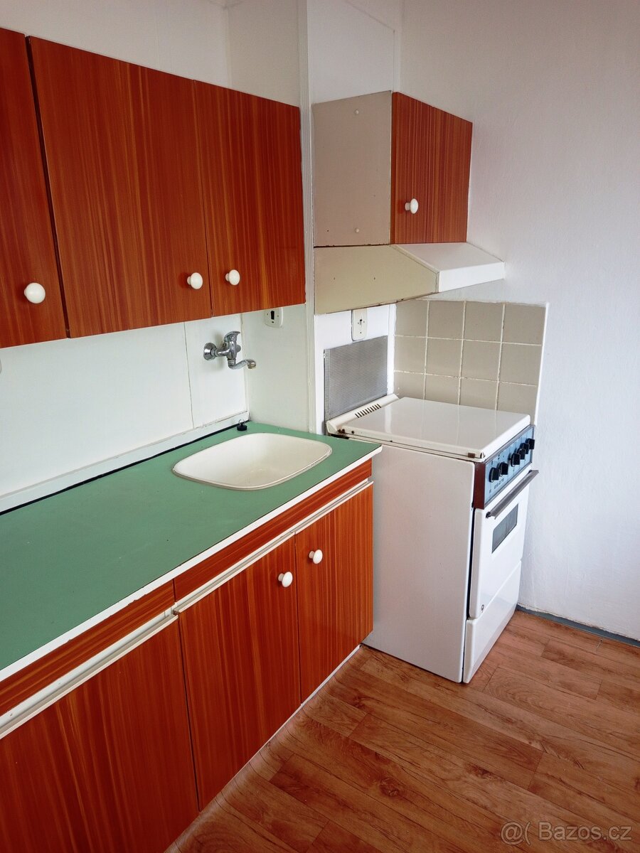 Pronájem bytu 1+1 se zasklenou lodžií,Chrudim, Fibichova ul.