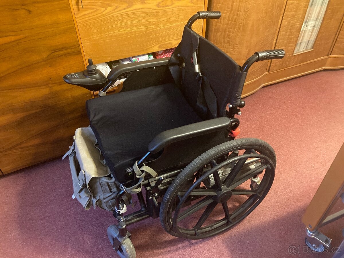 Skládací elektrický invalidní vozík