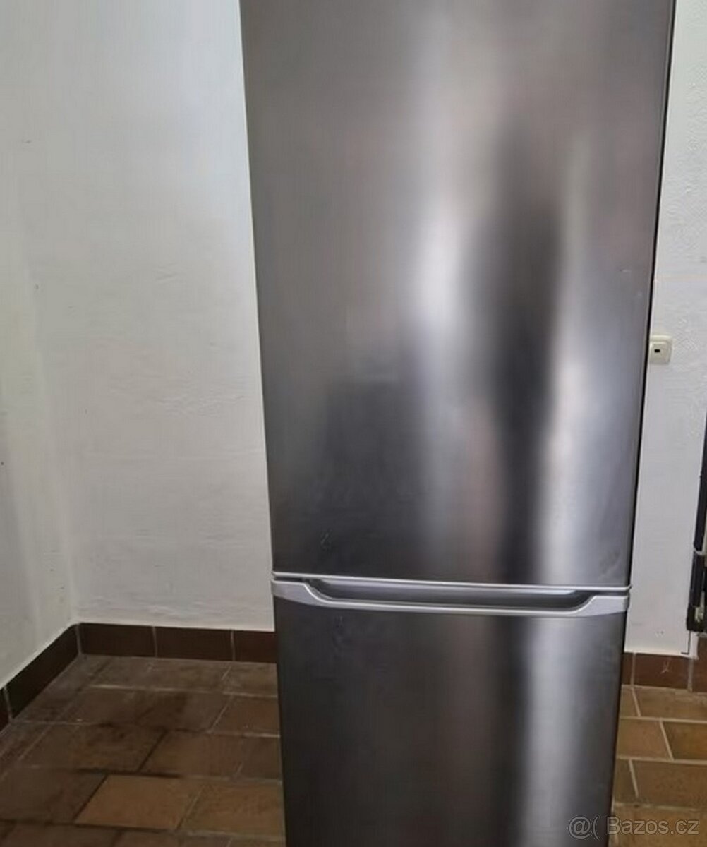 úsporná lednice NEREZ A++ s mrazákem