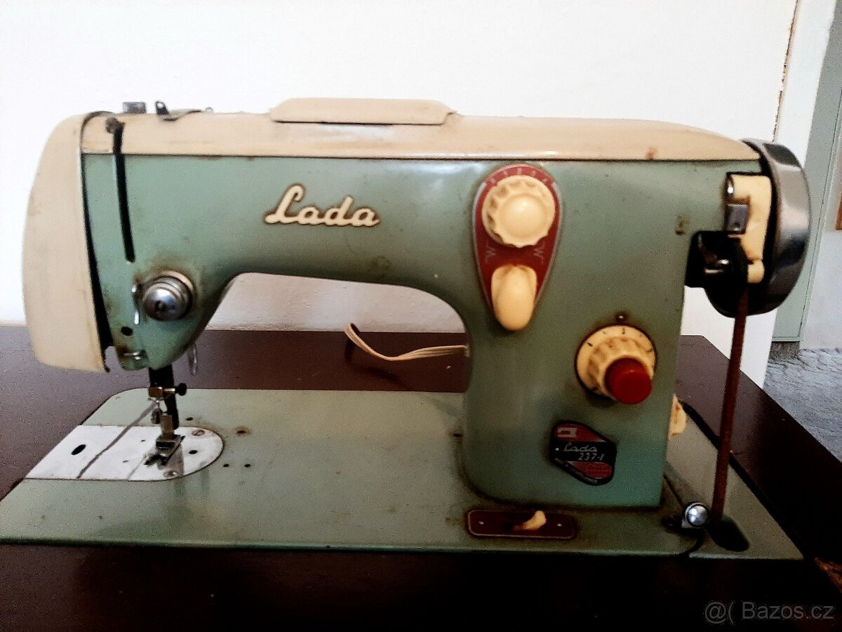 šicí stroj Lada