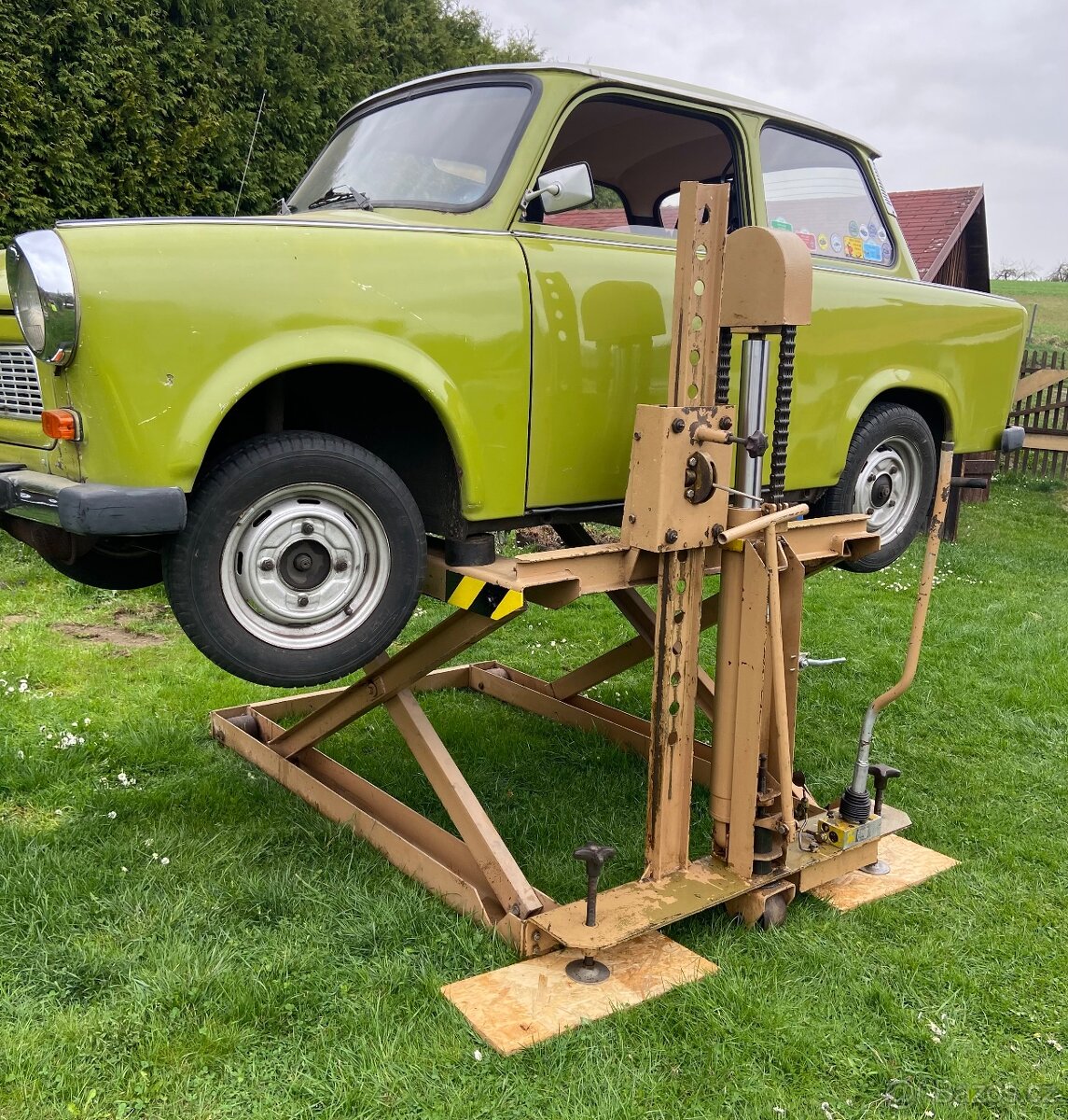 Nůžkový hydraulický zvedák