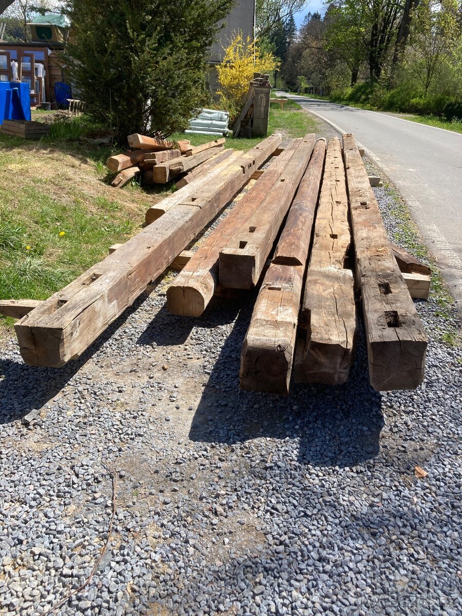 Prodám použité stropní trámy 8 a 9 m, 20x20 až 22x25 cm