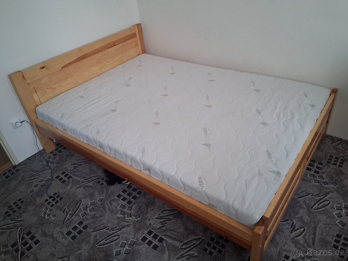 postel, rošt, matrace