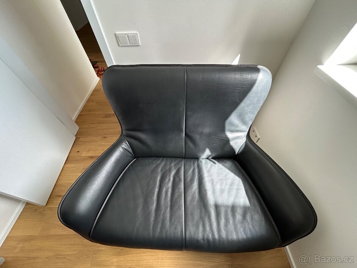 Kožená sedačka s taburetem pod nohy