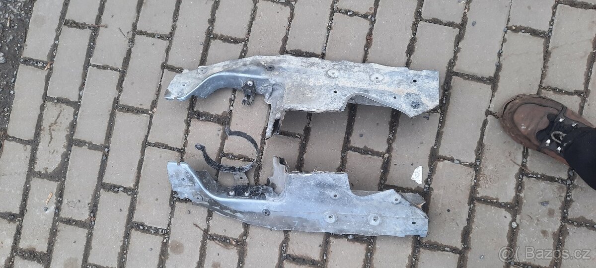 Vyrezovy dil audi a4 b8 8k savle kastle drzak blatniku