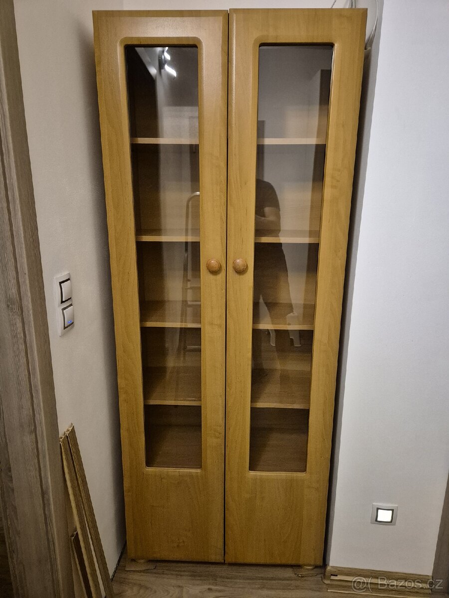 Skříň policová, prosklené dveře.