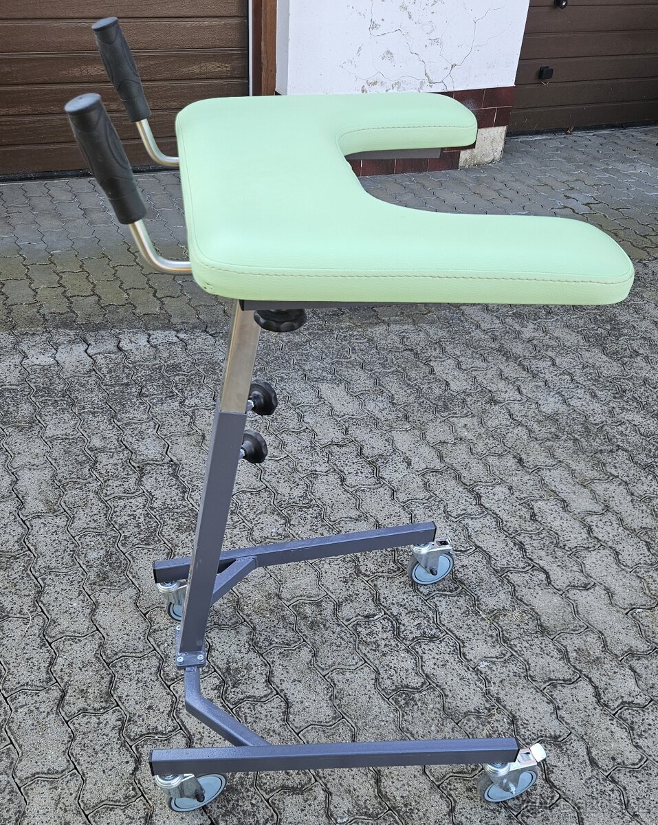 Prodám chodítko na chození vzpřímeně.