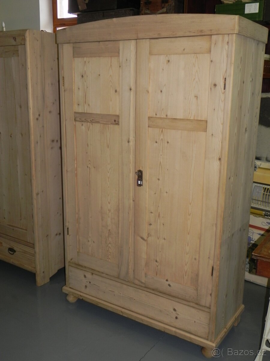 Stará smrková skříň