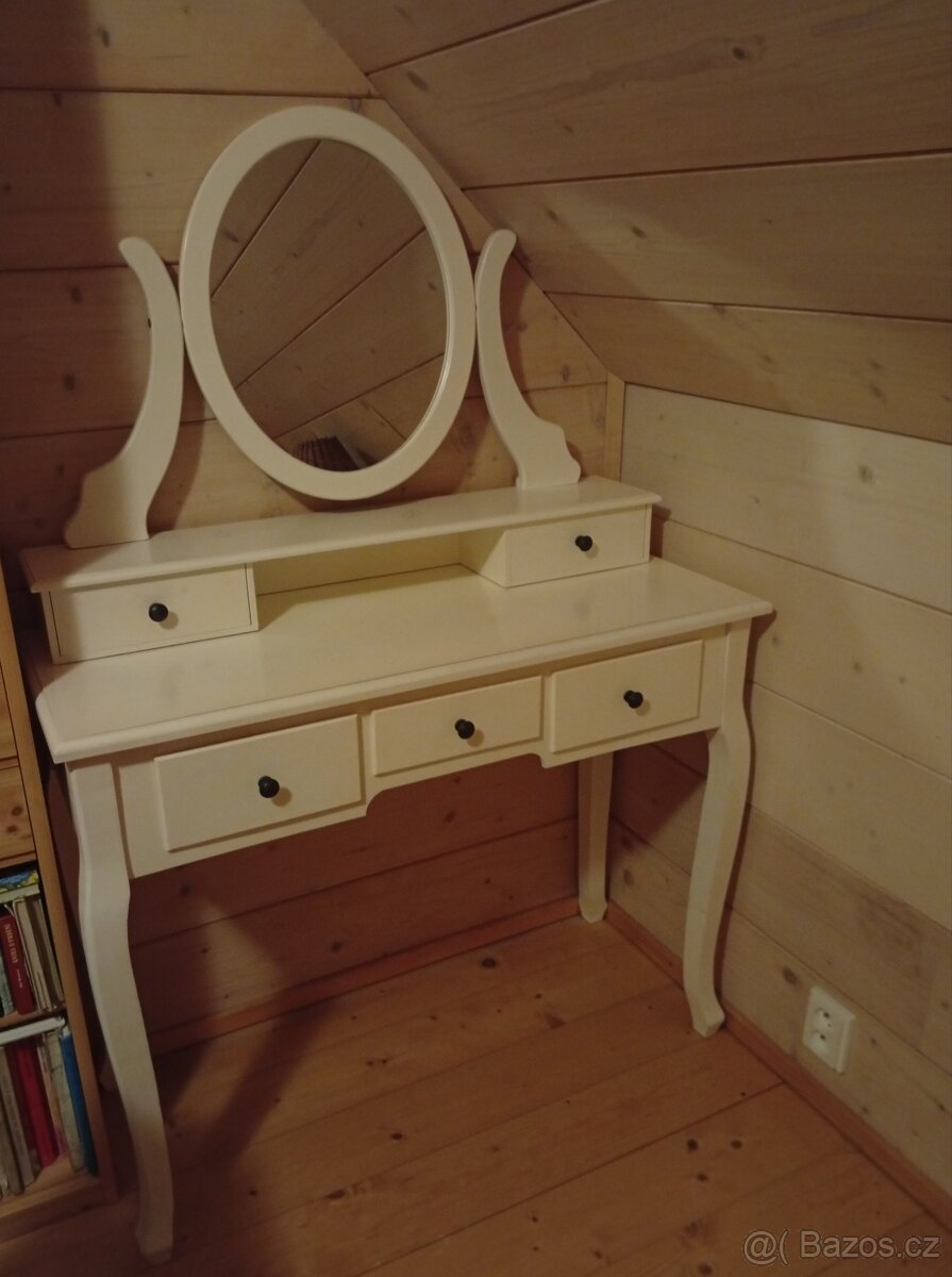 Kosmetický stolek