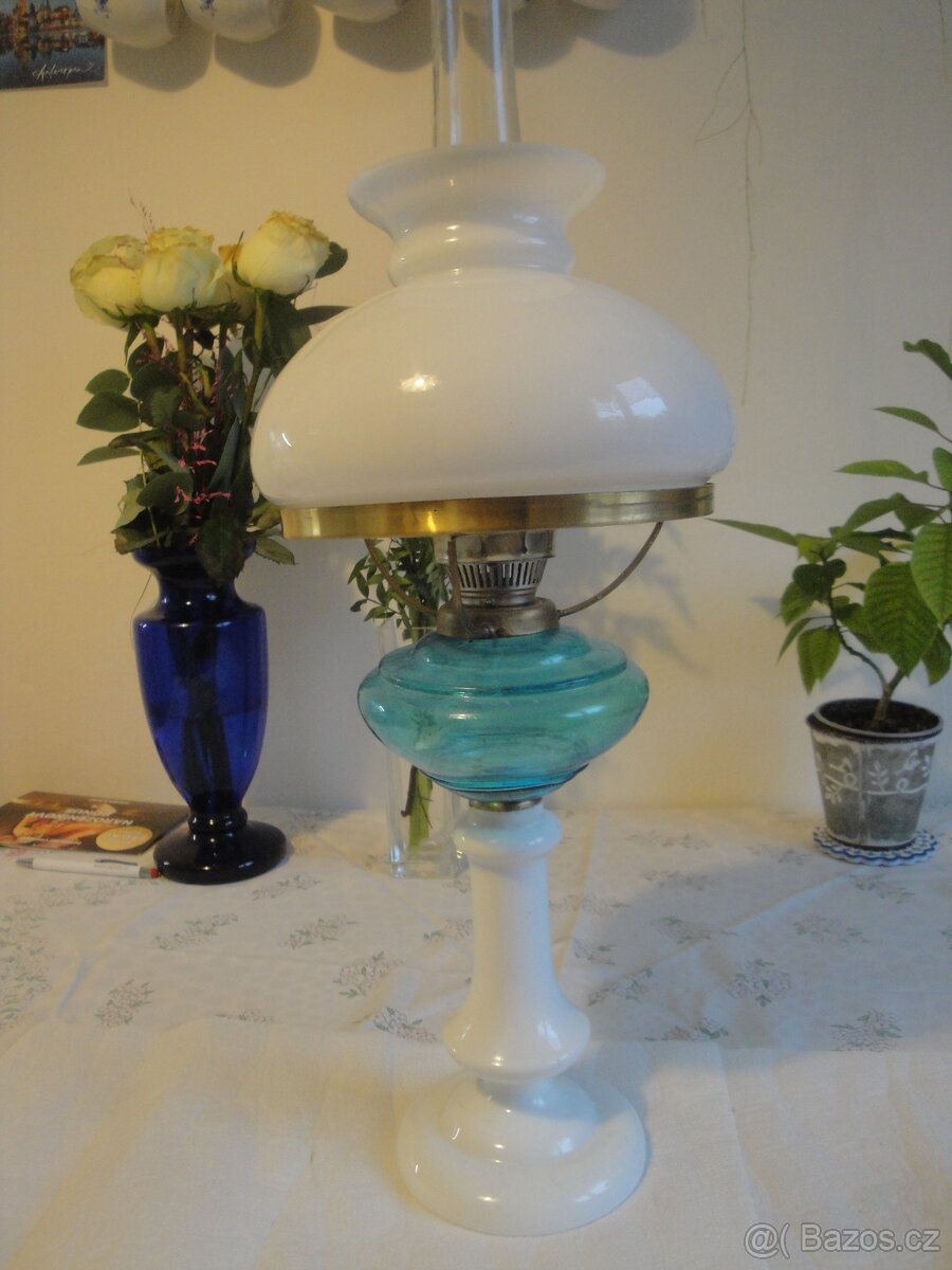 pěkná dekorativní funkční petrolejová lampa