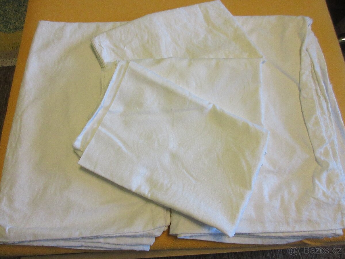 Bílé bavlněné povlečení na 2 postele.